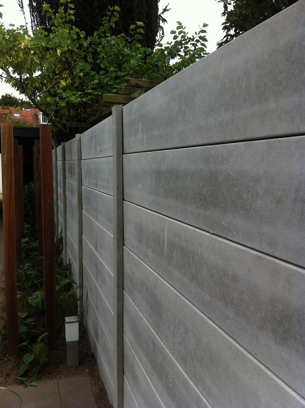 Keramische Tegels Plaatsen van een beton  schutting